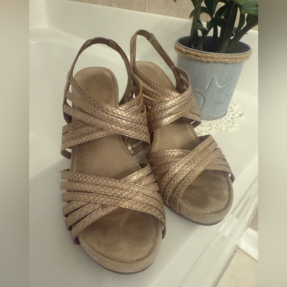 Elegant Gold Women's Sandals